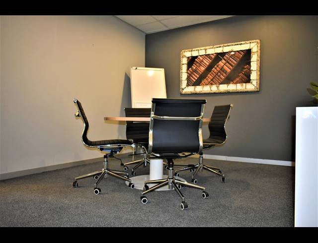 38M² CO-WORKING SPACE TO LET IN FOURWAYS